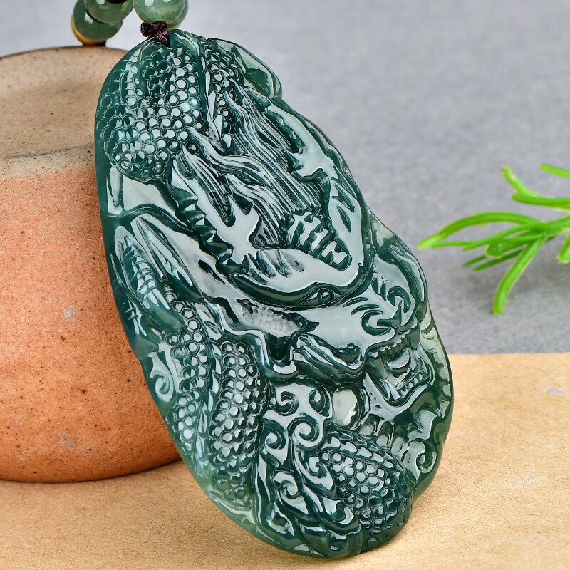 翡翠龙牌吊坠